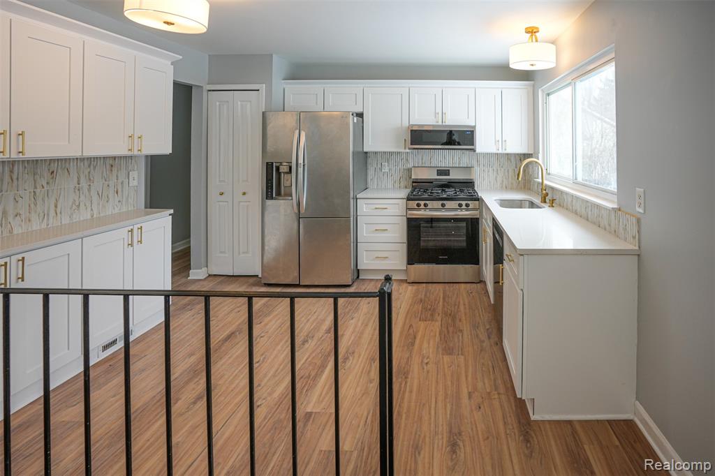 5783 Williamsburg Court, Waterford, MI 48327 — Photo 8