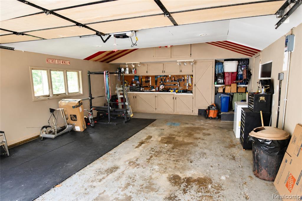 1405 Middle Road, Highland, MI — Photo 18