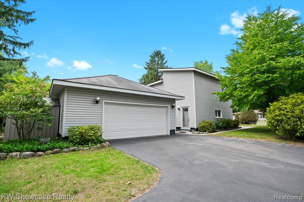 5865 Crescent Road, Waterford, MI 48327 — Photo 32
