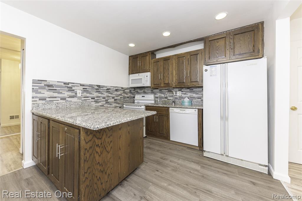 27630 W Echo Valley, 221, Farmington Hills, MI 48334 — Photo 13
