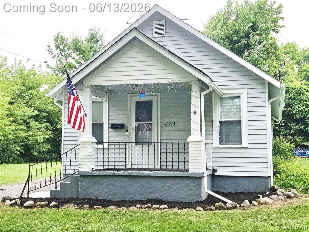 675 E Beverly Avenue, Pontiac, MI 48340 — front exterior