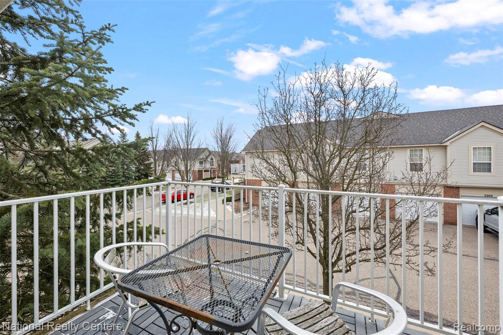 7201 Farmingdale Lane, Walled Lake, MI 48390 — Photo 16