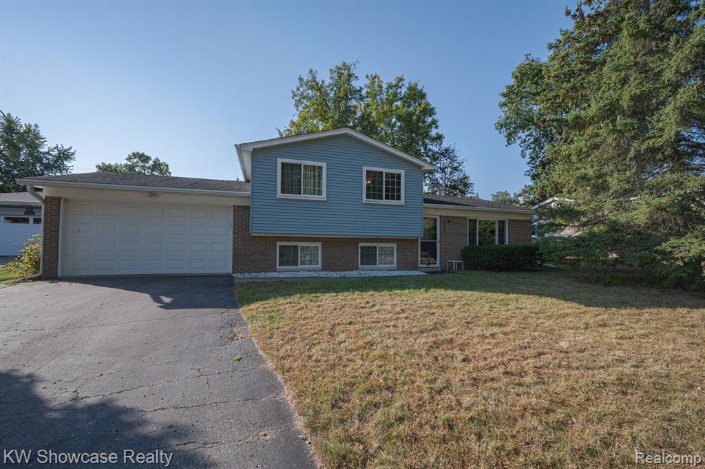 8621 OAKSIDE Avenue, Commerce Twp, MI 48382 — Photo 2