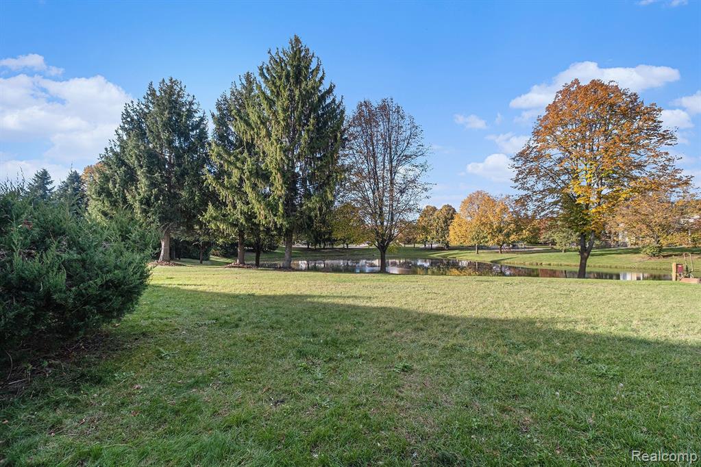 855 DRAKESHIRE Drive, Walled Lake, MI 48390 — Photo 33