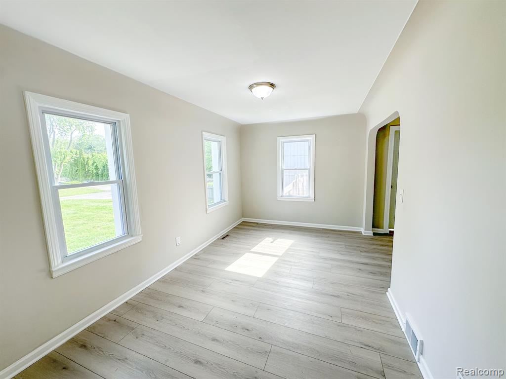 4013 CHENLOT Lane, Waterford, MI 48328 — Photo 2