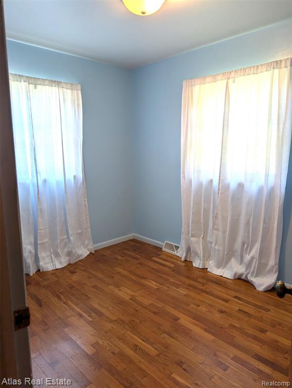 5449 Woodlawn Drive, Flint, MI 48506 — Photo 10