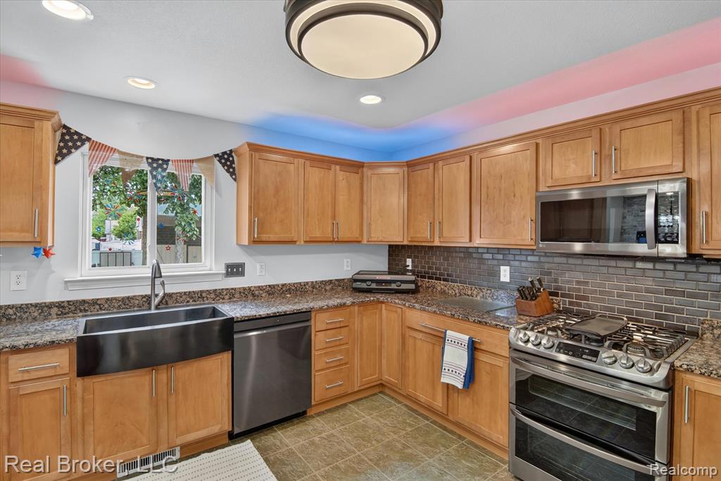 15156 Oak Valley Lane, Monroe, MI 48161 — Photo 16