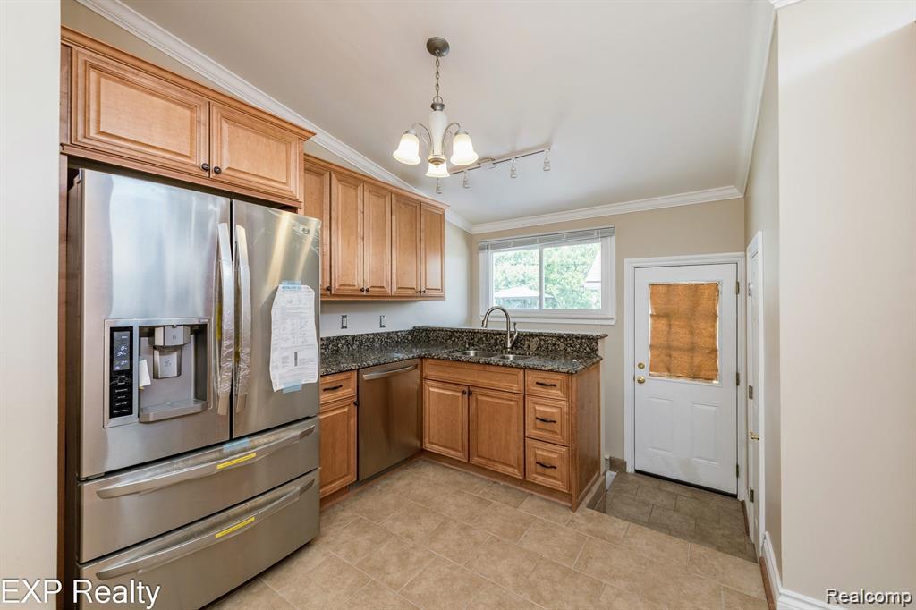 26616 ROUGE RIVER Drive, Dearborn Heights, MI 48127 — Photo 9