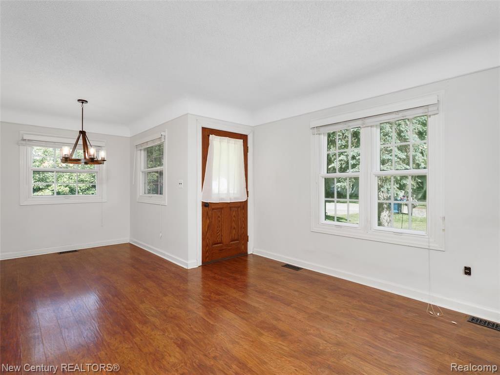 5933 Dwight Avenue, Waterford, MI 48327 — Photo 4