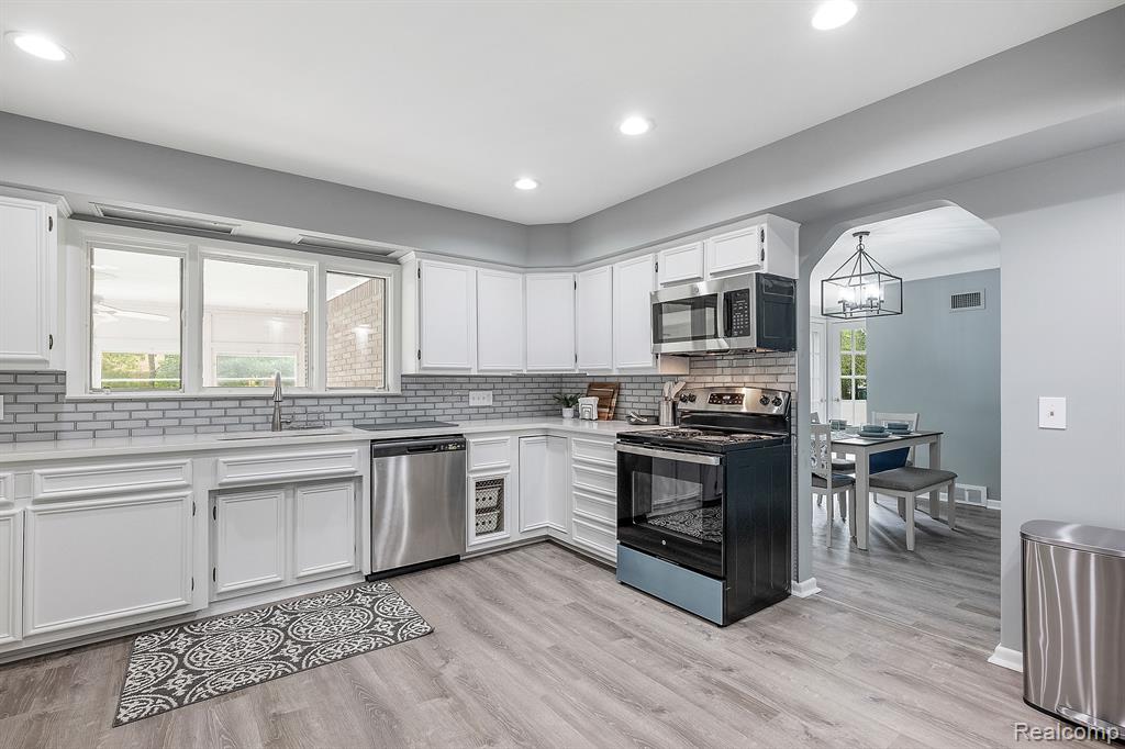 600 WOODCREST Drive, Dearborn, MI 48124 — Photo 14