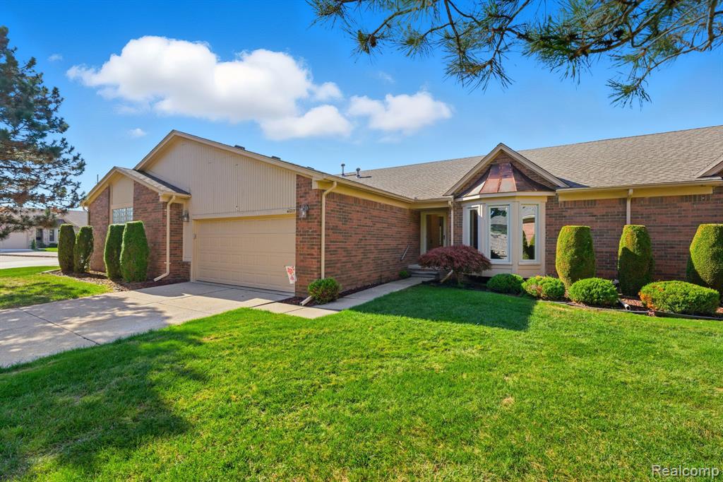 41217 Fortuna Drive E, Clinton Twp, MI 48038 — Photo 2