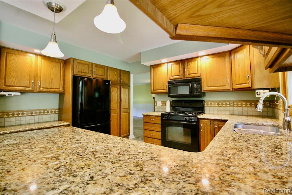 9296 Pine Hill Trail, Fenton, MI 48430 — Photo 5