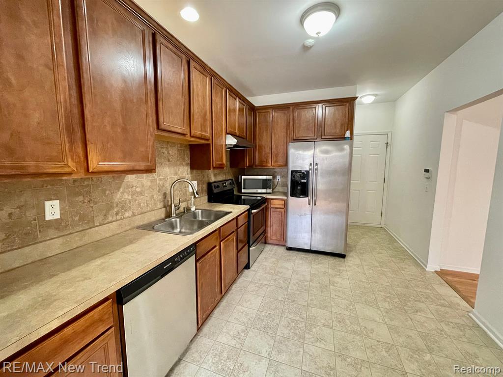 41261 N MAPLEWOOD Drive, Canton, MI 48187 — Photo 12