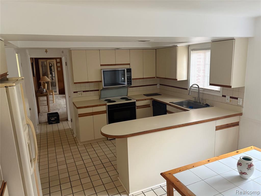 646 Peach Tree Lane, Grosse Pointe Woods, MI 48236 — Photo 9