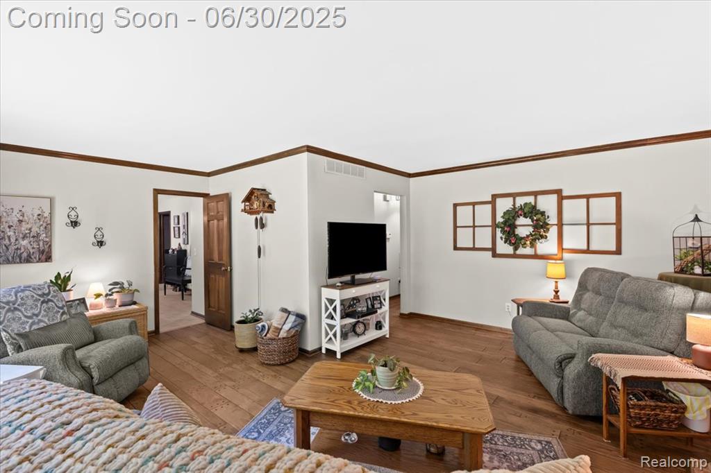 7248 Parkwood Drive, Fenton, MI 48430 — Photo 8