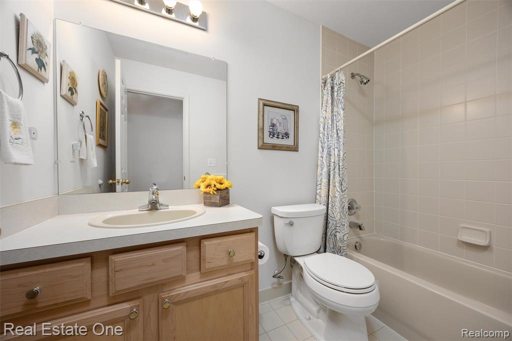 4104 Chesapeake Circle, Walled Lake, MI 48390 — Photo 18