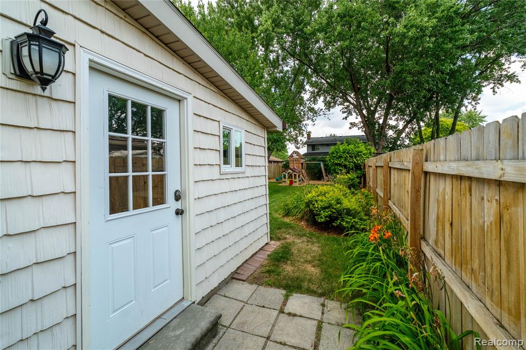 44114 Somerset Square, Canton, MI 48187 — Photo 40