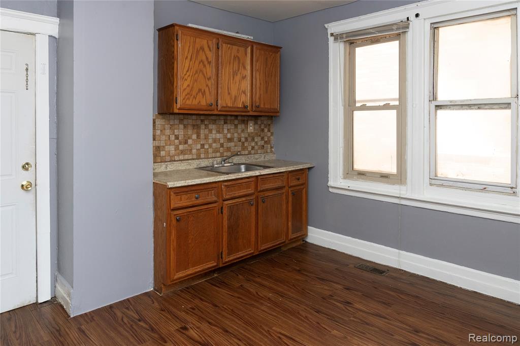 2441 Holbrook Street, Hamtramck, MI 48212 — Photo 3