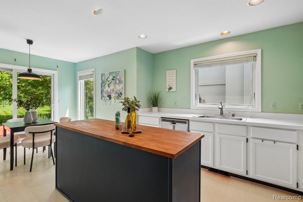 42738 Wimbleton Way, Novi, MI 48377 — Photo 11