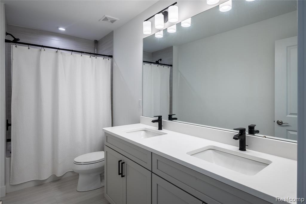 5556 Hobart Court, West Bloomfield, MI — Photo 18