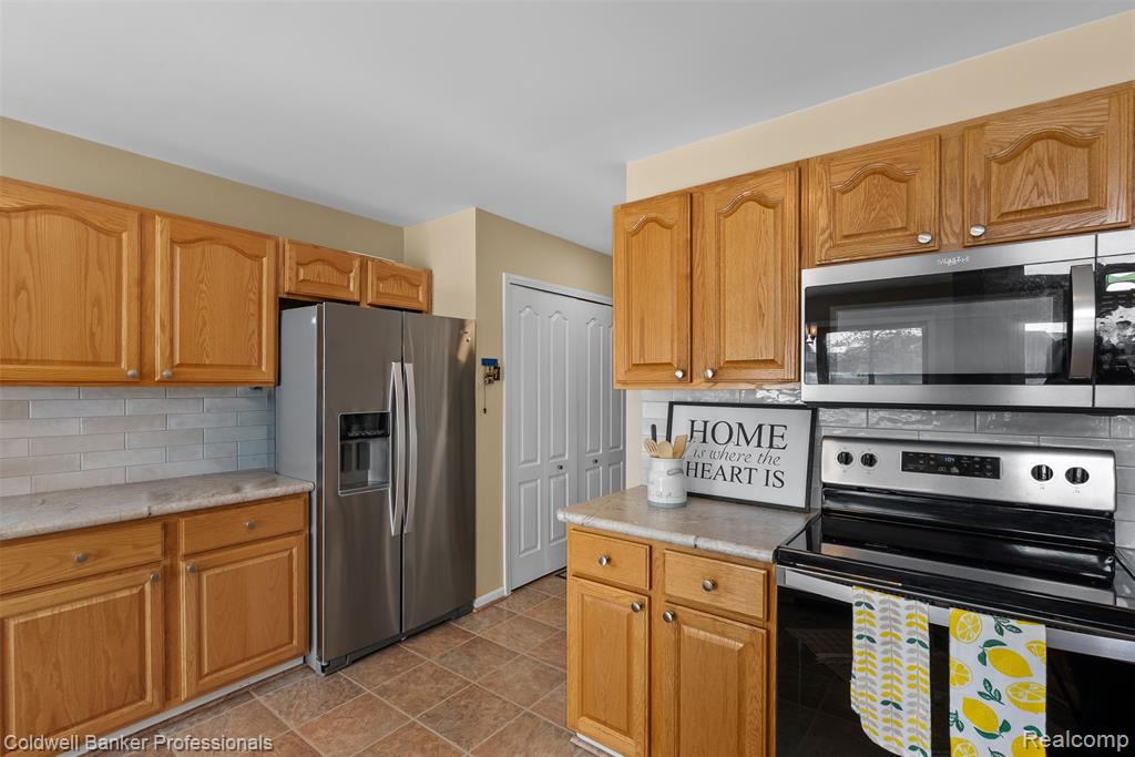 46985 Glastonbury Drive, Canton, MI 48188 — Photo 18