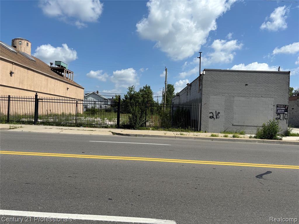 218 W 7 Mile Road, Highland Park, MI 48203 — Photo 2