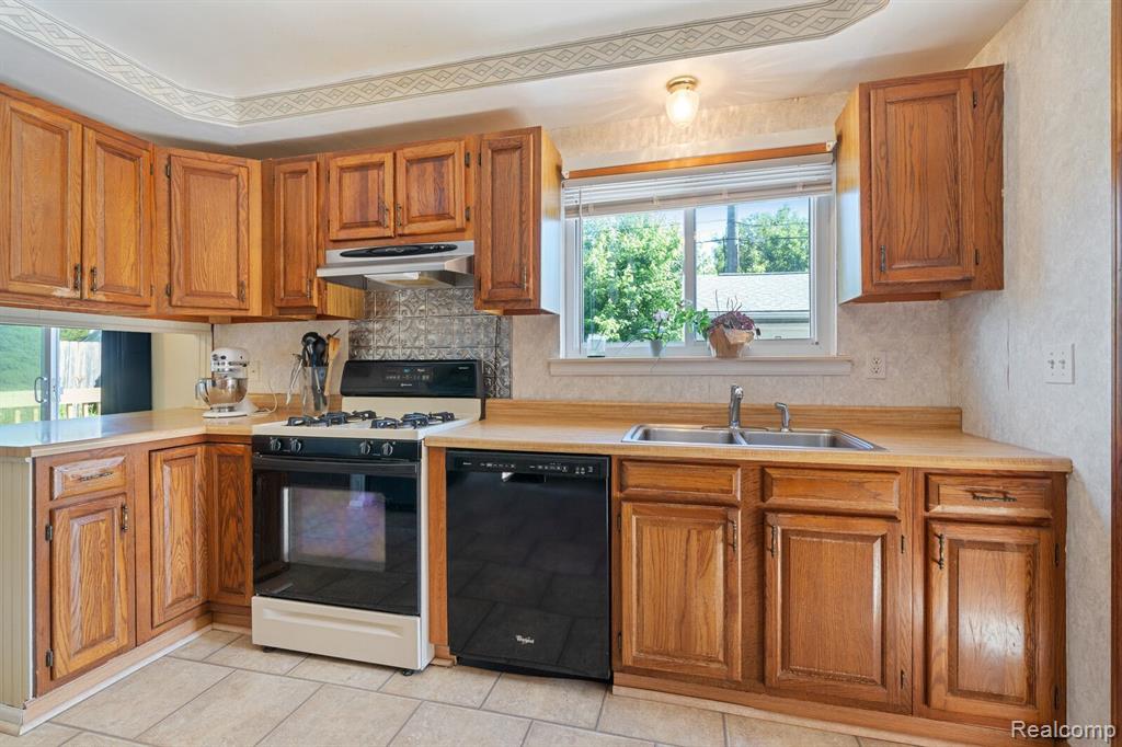 42204 MCBRIDE Avenue, Van Buren, MI 48111 — Photo 15