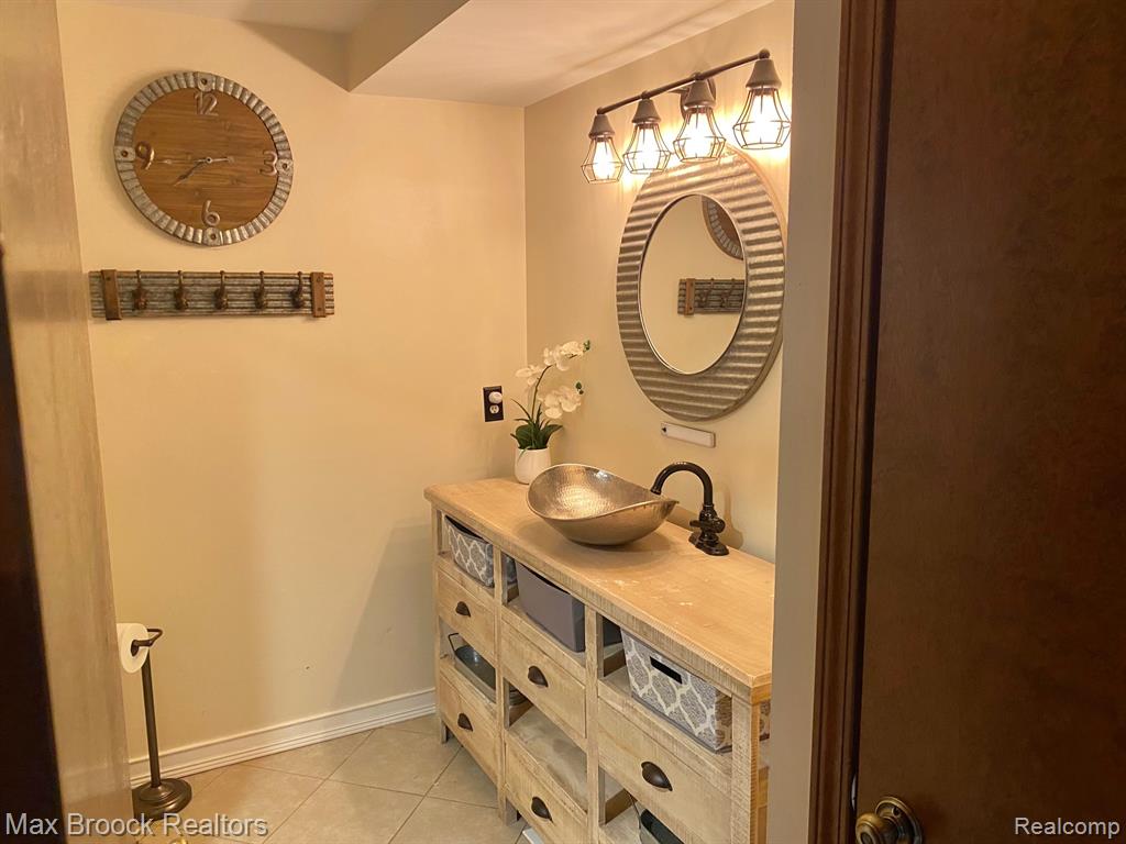 16226 PINE RIDGE Drive N, Fraser, MI 48026 — Photo 25