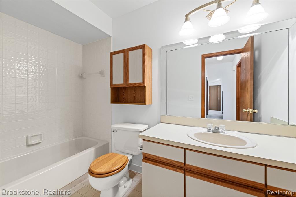41213 Whispering Oaks Drive, 19, Clinton Twp, MI 48038 — Photo 8