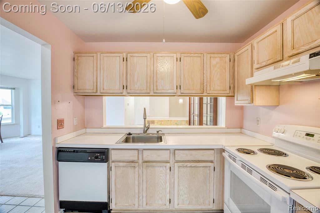 44750 Bayview Drive, 37, Novi, MI 48377 — Photo 13