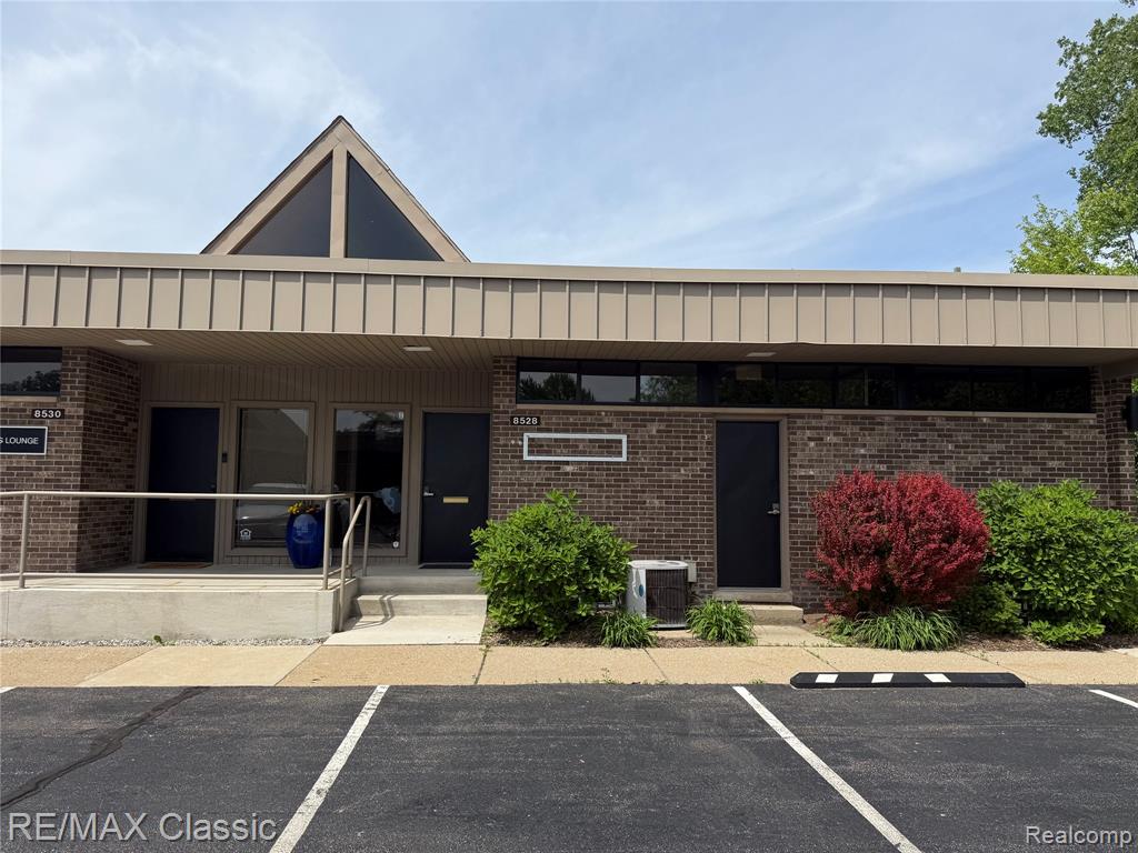 8528 N Canton Center Road, Canton, MI 48187