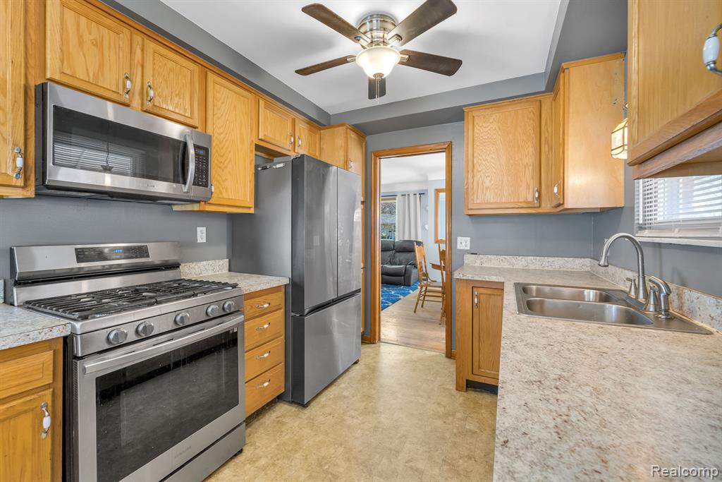 8701 Glengary Street, Dearborn Heights, MI 48127 — Photo 10