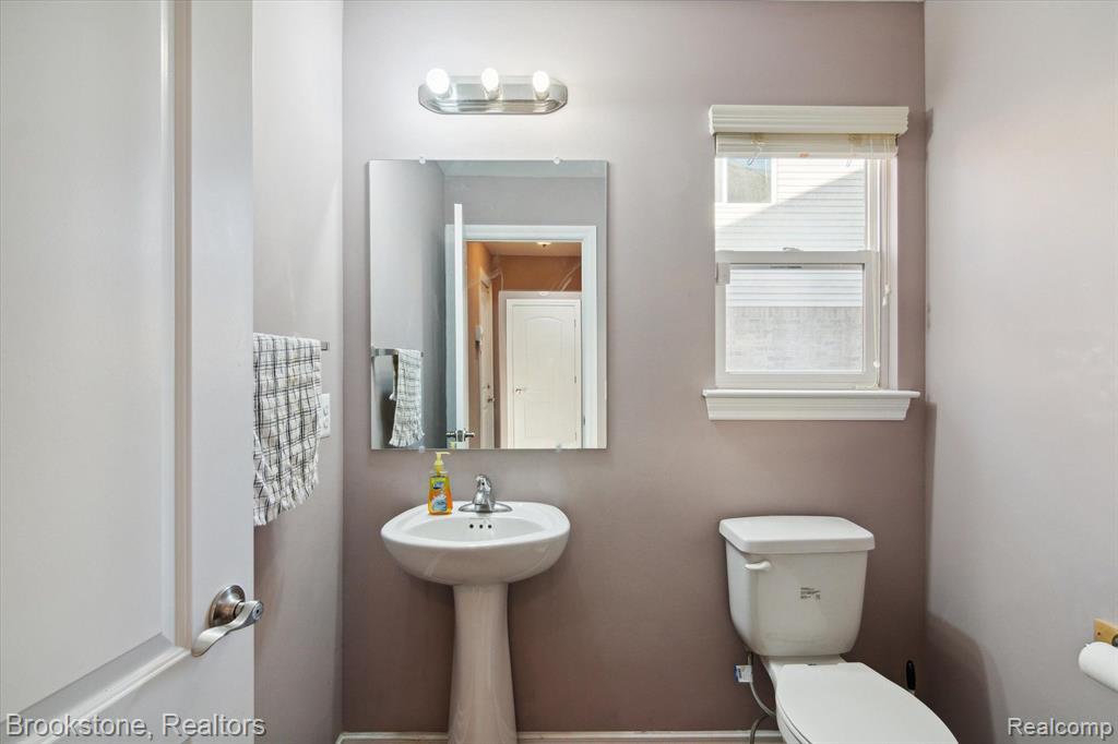 712 SUPERIOR Parkway, Westland, MI — Photo 18