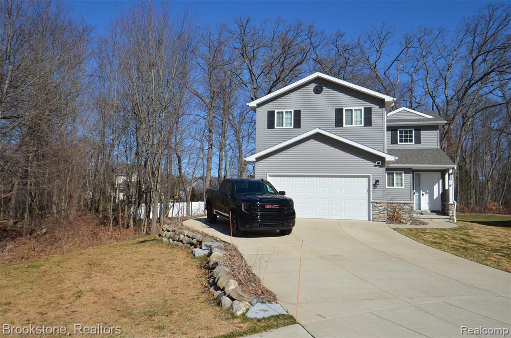 350 Fountain Park Drive, Waterford, MI 48327 — front exterior