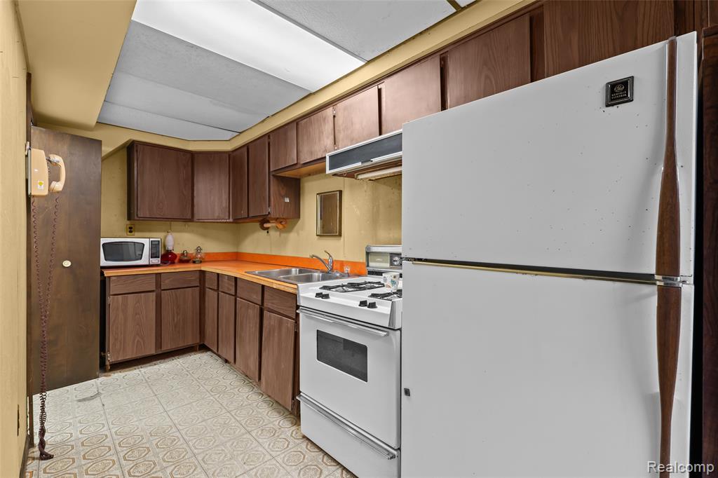 9044 Kemper Drive, South Lyon, MI 48178 — Photo 28