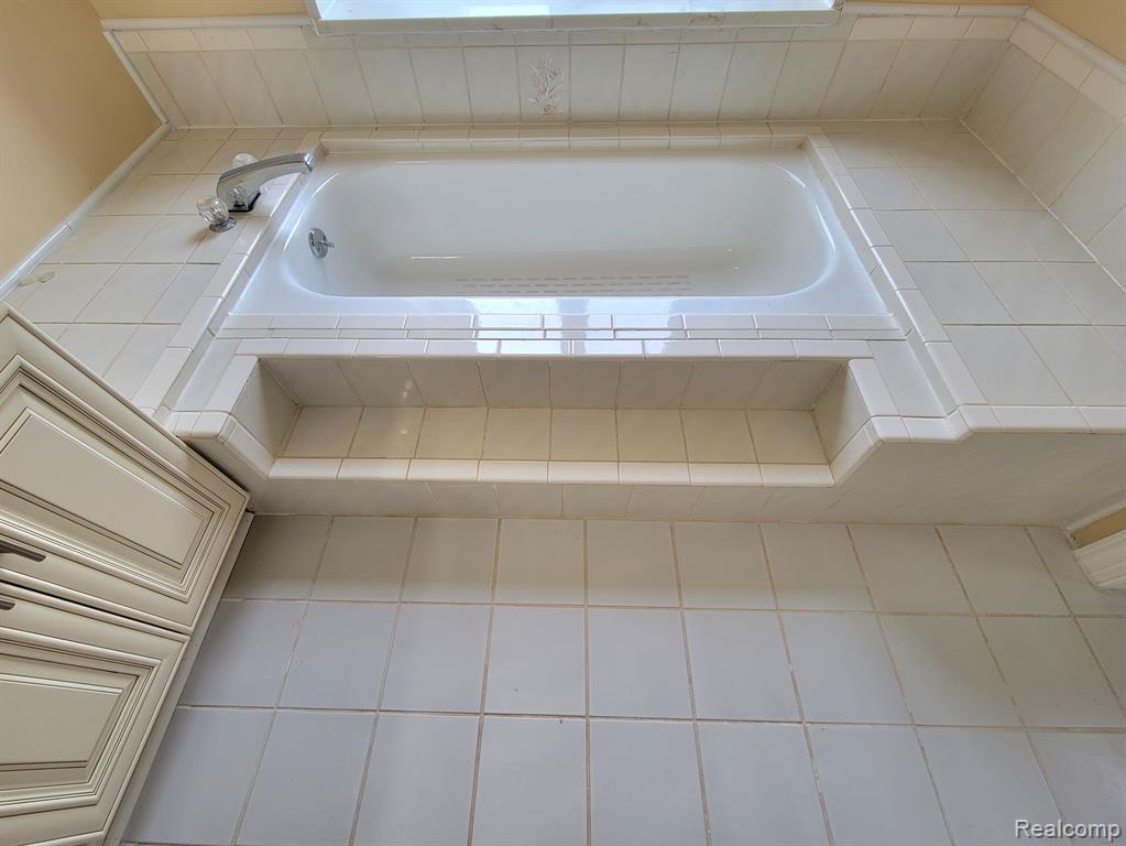 4640 SINGH Drive, Sterling Heights, MI 48310 — Photo 22