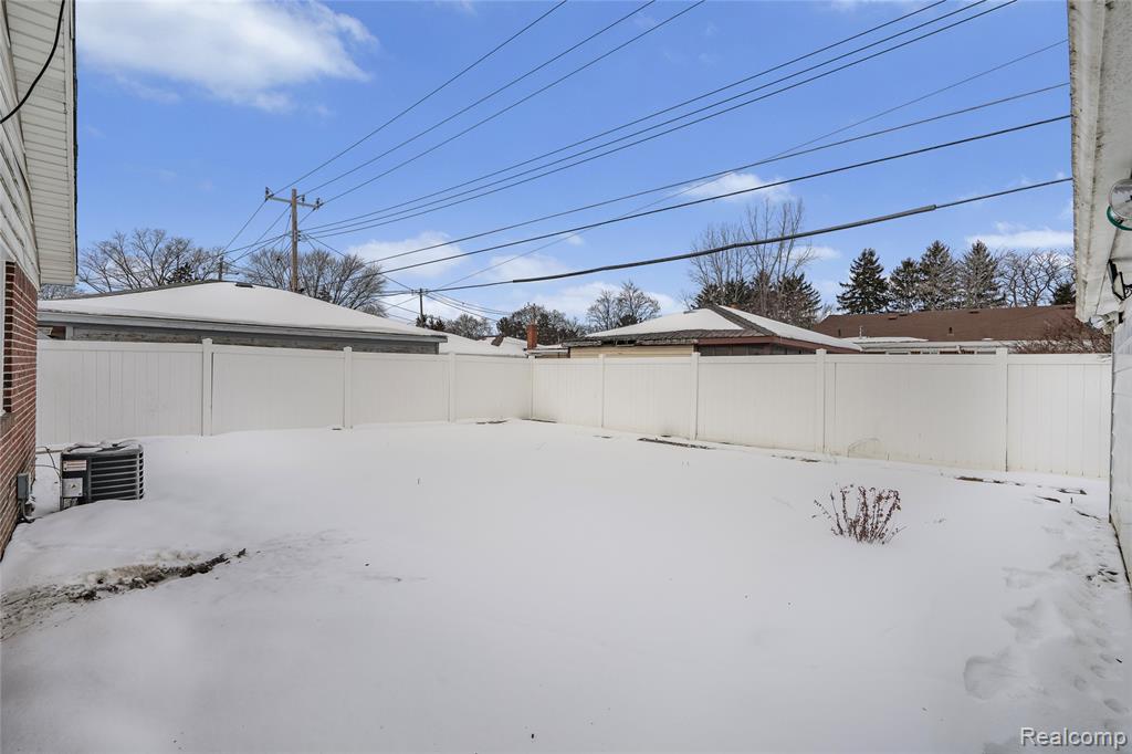 20886 Crestmont Lane, Dearborn Heights, MI 48127 — Photo 35
