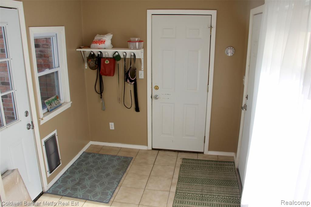 4092 Woodstock Road, Waterford, MI 48328 — Photo 40