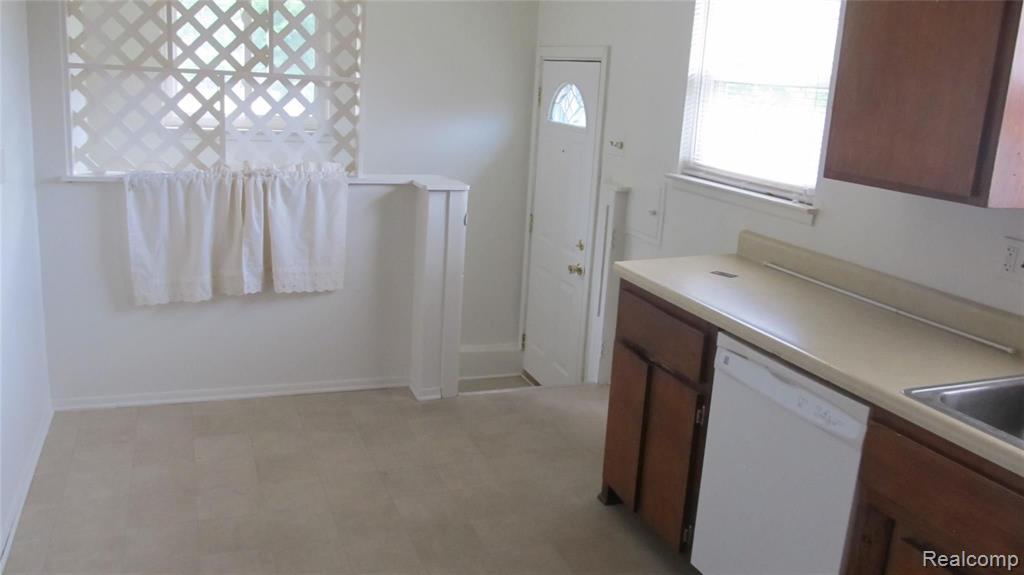 5652 WESTPOINT Street, Dearborn Heights, MI 48125 — Photo 7