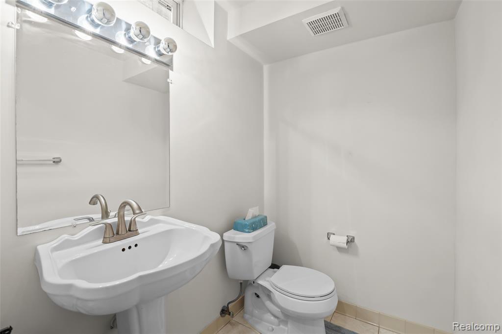6034 Beachwood Drive, West Bloomfield, MI 48324 — Photo 33