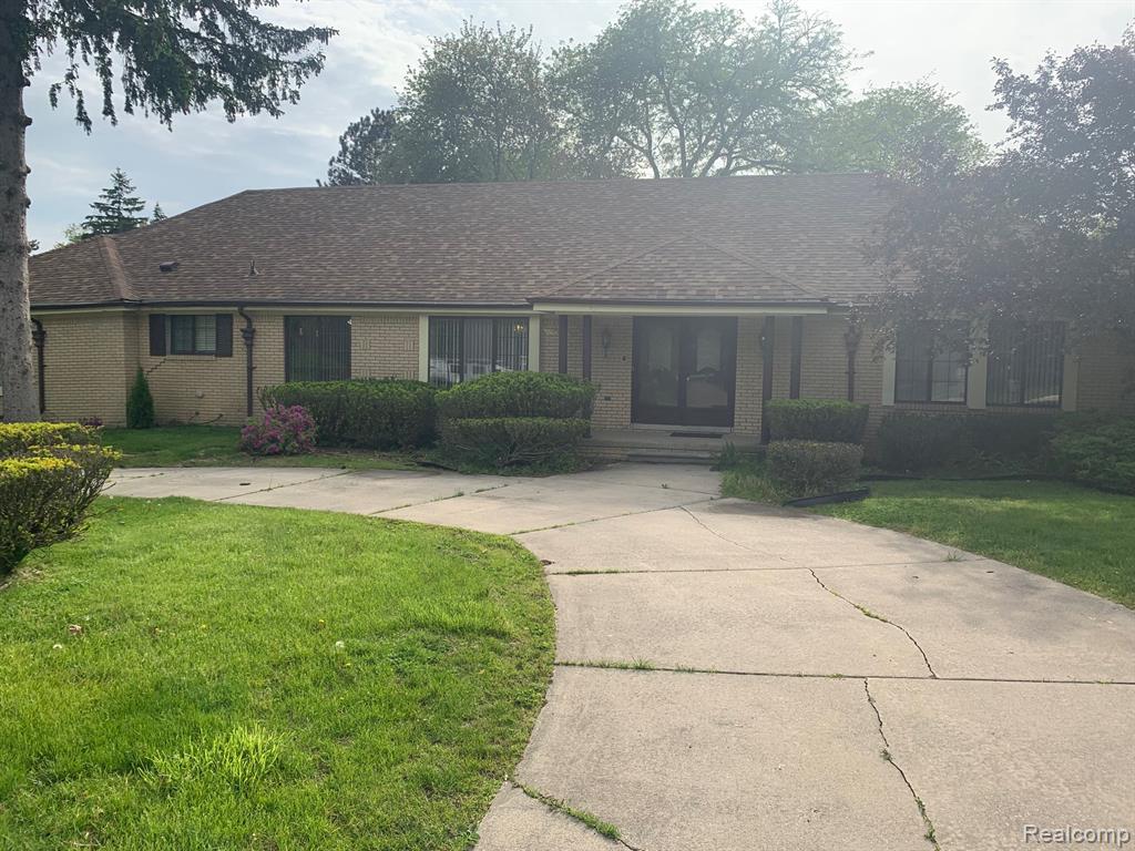 5018 LAKE BLUFF Road, West Bloomfield, MI 48323 — front exterior