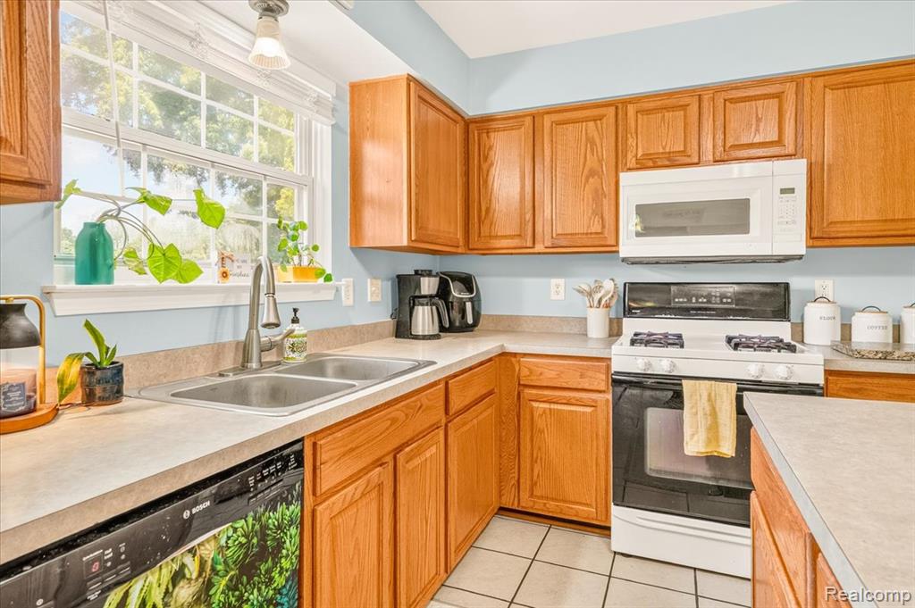 14642 Wildbrook Drive, Belleville, MI 48111 — Photo 32