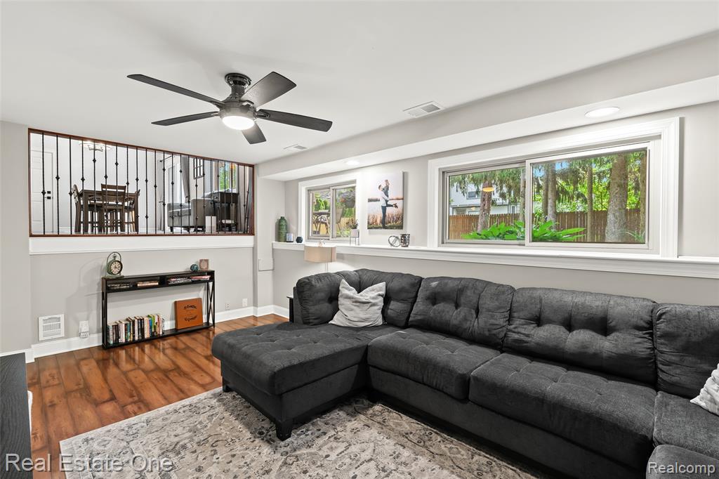 696 Estes Court, Waterford, MI 48327 — Photo 12