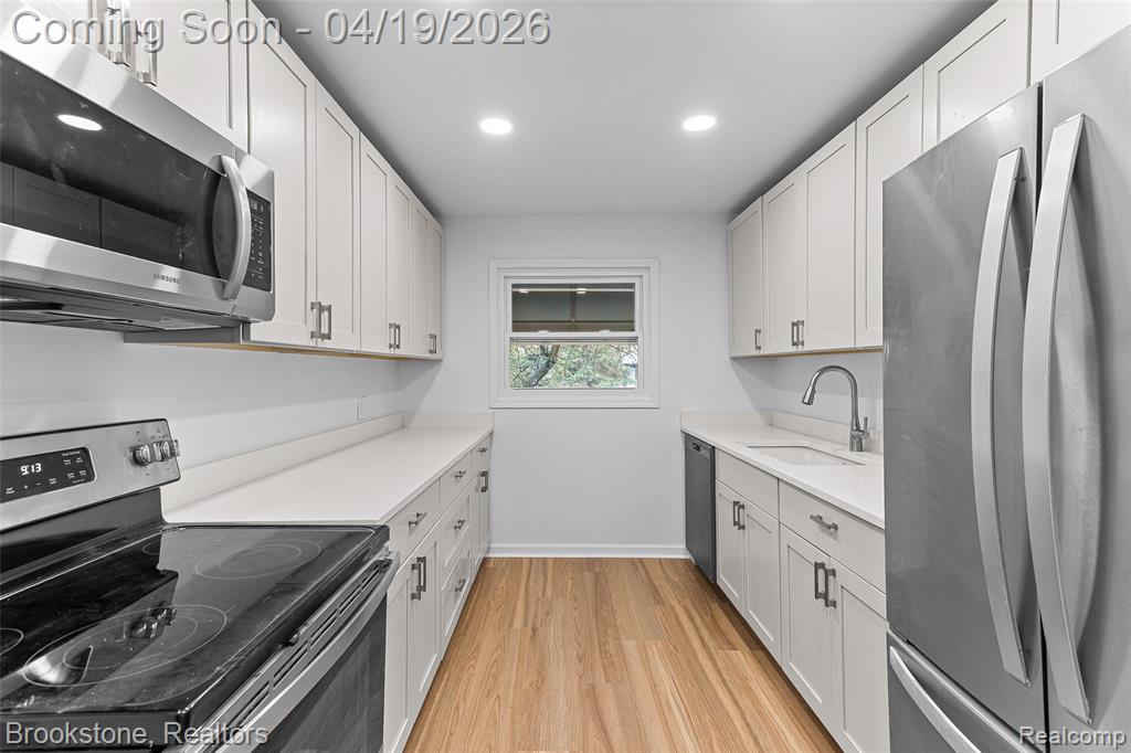 719 W 12 Mile Road, Royal Oak, MI 48073 — Photo 11