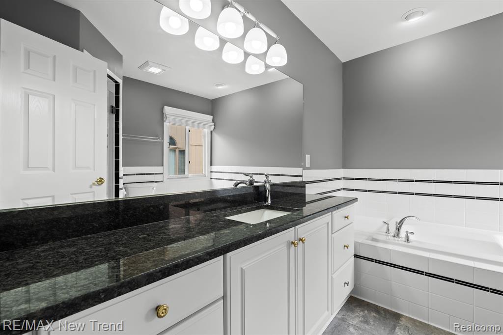 35163 KNOLLWOOD Lane, Farmington Hills, MI 48335 — Photo 24