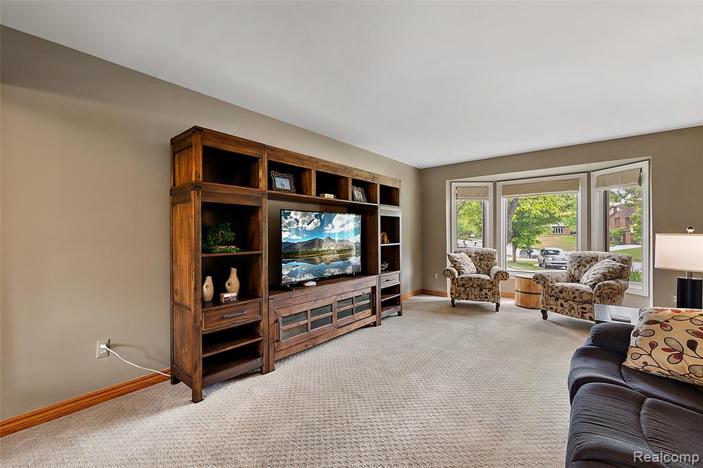 6730 Whiting Drive, Troy, MI 48098 — Photo 12