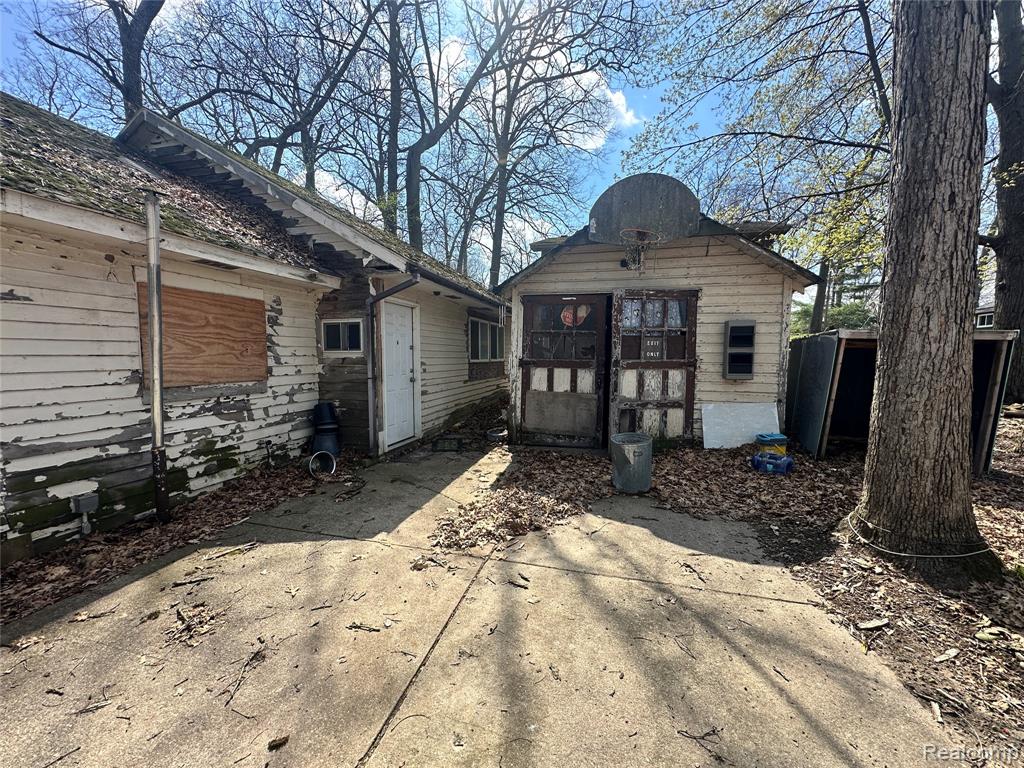 235 Woodbine Drive, Milford, MI 48380 — Photo 49