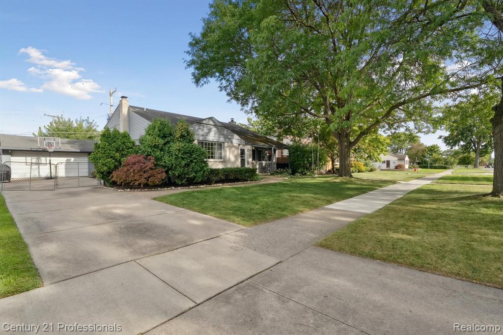 9024 Hubbard Street, Livonia, MI 48150 — Photo 2