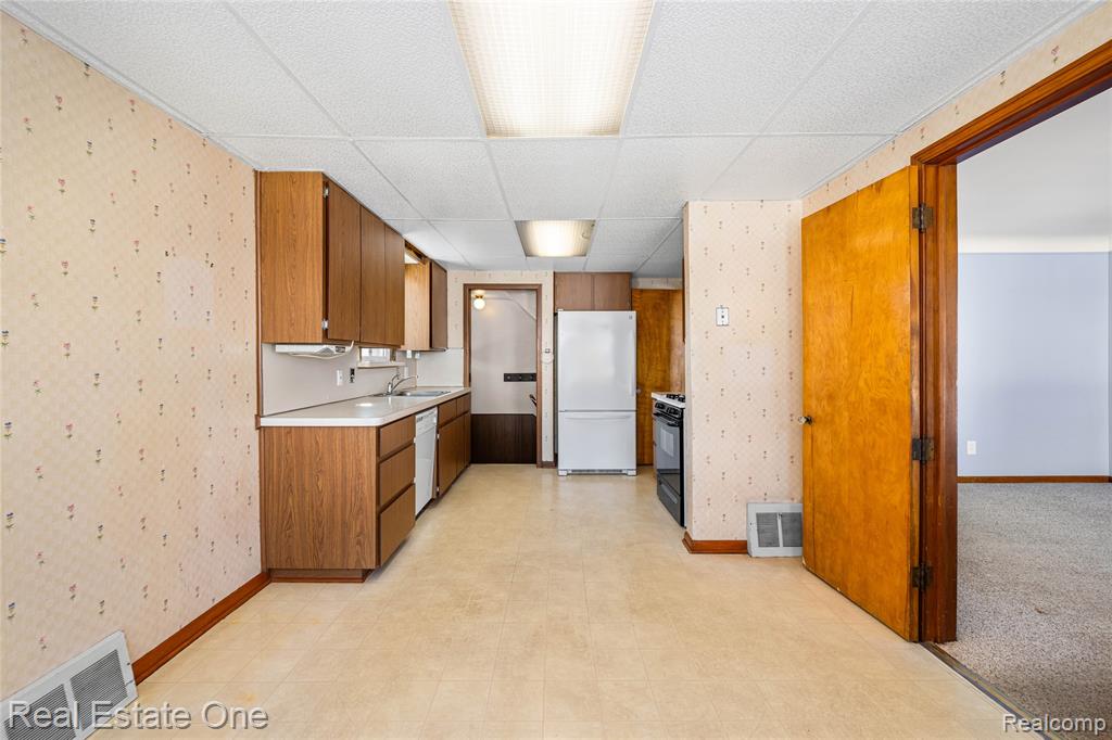20688 Fleetwood Drive, Harper Woods, MI 48225 — Photo 12