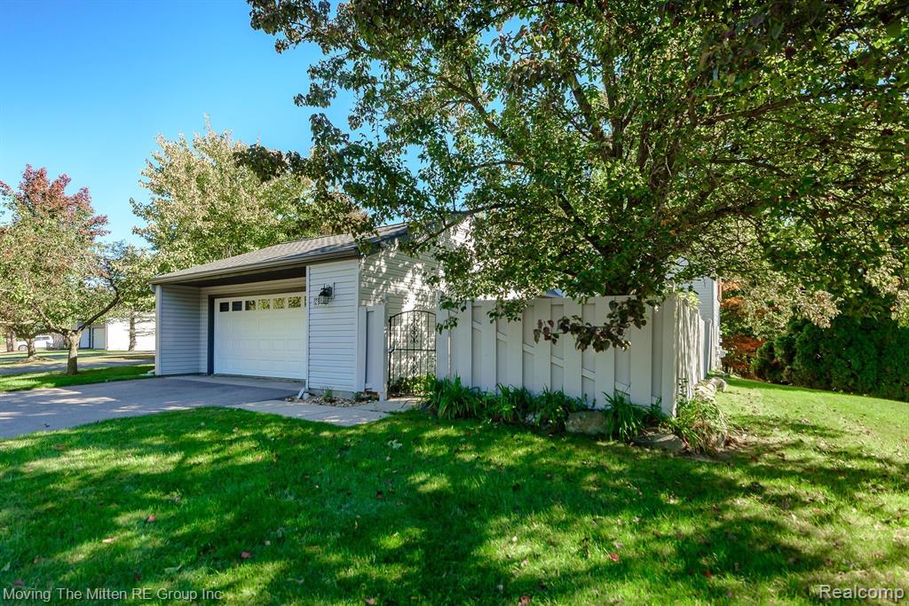 2959 BRECKENRIDGE Drive, Brighton, MI 48114 — Photo 2